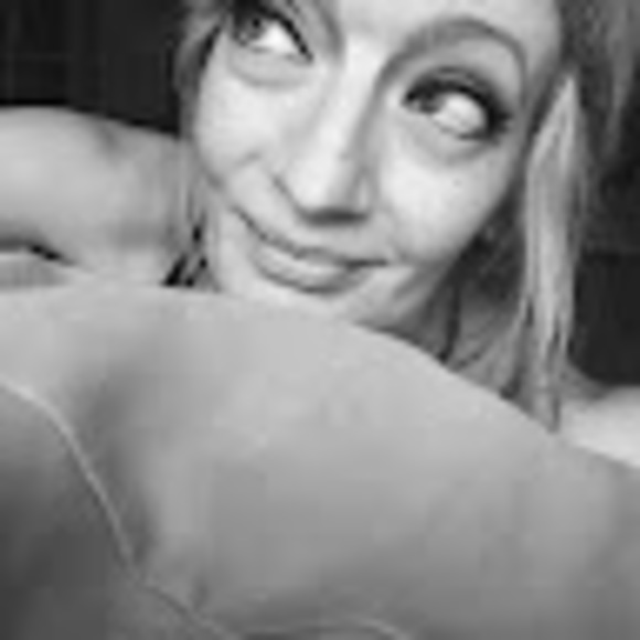 Meet your Posher, Aly - Picture 2 of 3